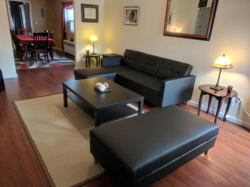 Entire house with backyard - Housity