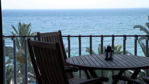 APARTAMENTO CON VISTAS AL MAR. PRIMERA LINEA DE PLAYA. - Housity