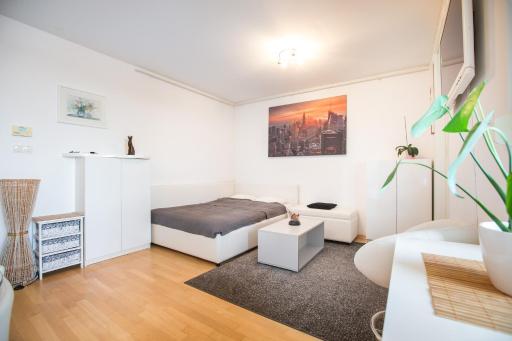 Cozy & Modern Studio with Balcony - Housity