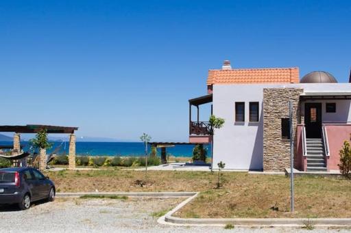 Seafront house with garden - Housity