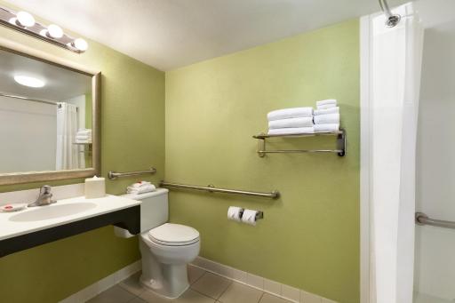 Days Inn by Wyndham Baltimore Inner Harbor - Housity