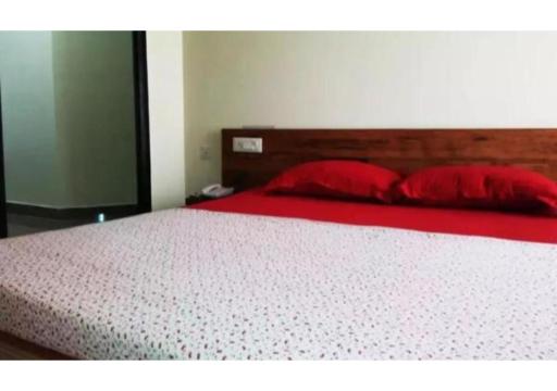 Wonderful Stay At the Mall Road - Housity