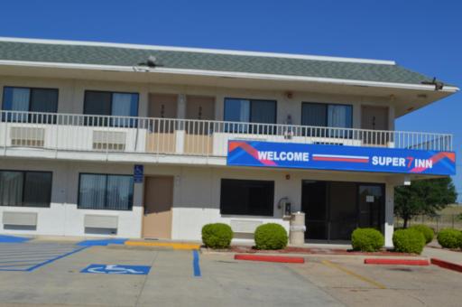 Super 7 Inn - Housity