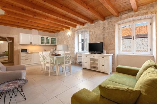 Villa Mama - Traditional Apartments in Omis, free parking - Housity