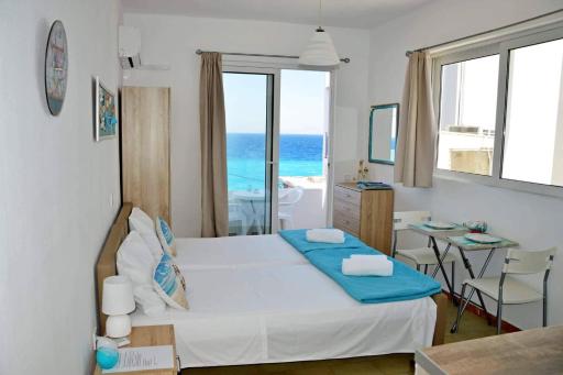 Lilian's Seaview-Barstreet-Youth Studios - Housity