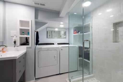 Luxury 2 bedroom apartment w/ free parking - Housity