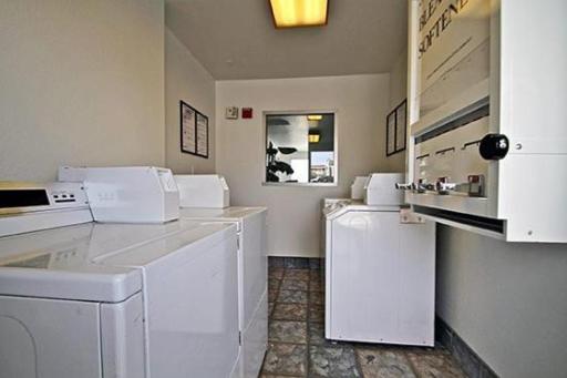 Hilltop Inn & Suites - Housity