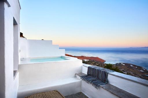 Living Theros Luxury Suites - Housity