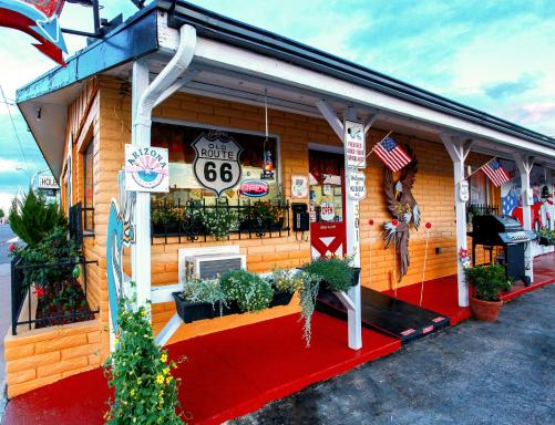 Brad's Desert Inn - Housity