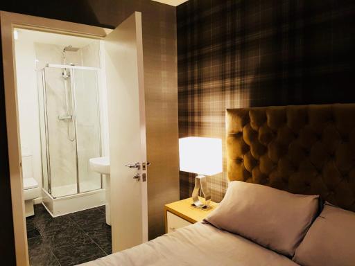 Glasgow Central Station SKYLINE Apartment with Parking (2 bedrooms, 2 bathrooms, 1 living room-Kitchen) - Housity