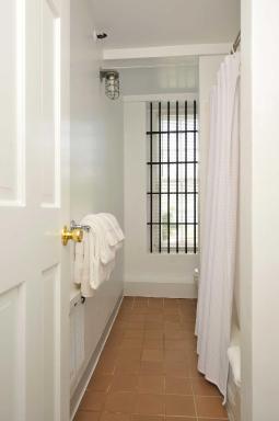 Jailhouse Inn - Housity