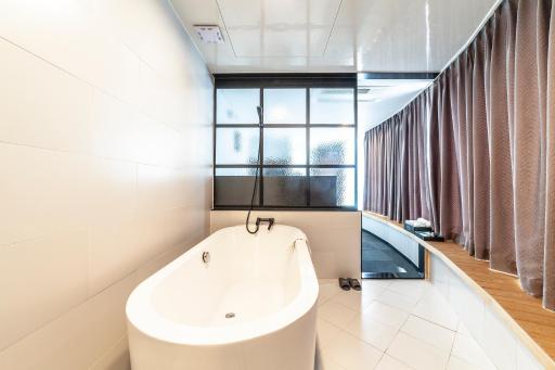 Gangneung Tourist Hotel - Housity
