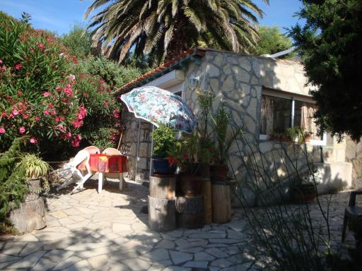 Leucate,dans la verdure,studio caverne en pierre dans propriété sécurisée - Housity