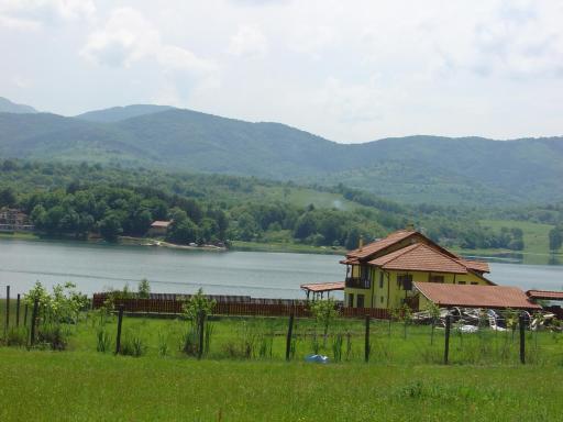Vila on a Lake Lyastoviche Gnezdo near Troyan - Housity