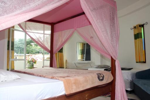 White House Riverside Retreat - Housity