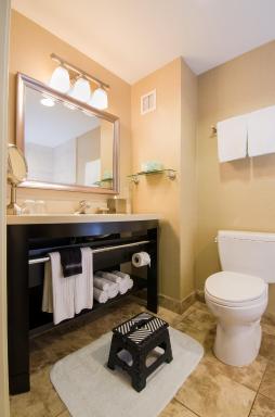 West Inn & Suites - Housity