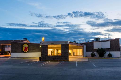 Super 8 by Wyndham Sterling CO - Housity