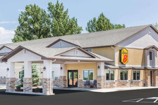 Super 8 by Wyndham Montrose - Housity