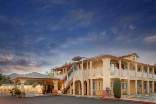 Upper Lake Inn & Suites - Housity