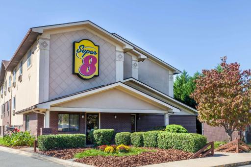 Super 8 by Wyndham Charlotte/Amusement Park Area - Housity