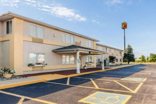 Super 8 by Wyndham Ionia MI - Housity