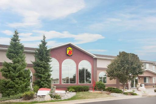 Super 8 by Wyndham West Branch - Housity