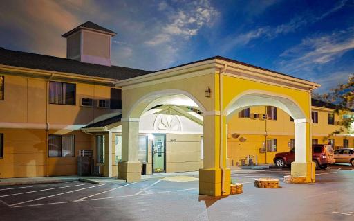 Super 8 by Wyndham Muncie/Ball St. College Area - Housity