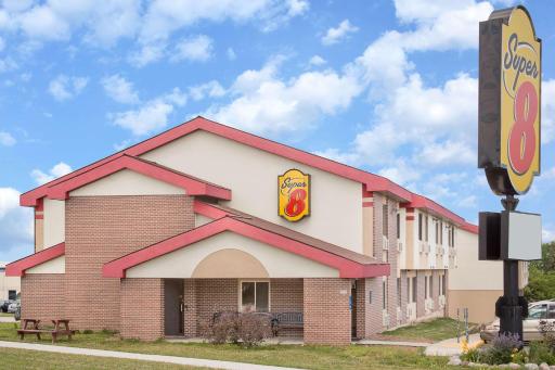 Super 8 by Wyndham Sheboygan WI - Housity