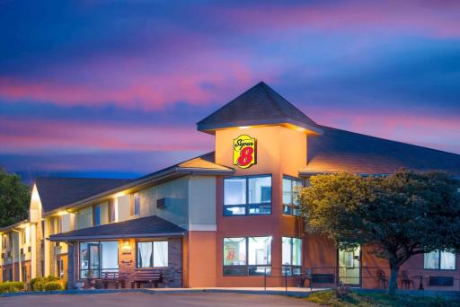 Super 8 by Wyndham Toledo - Housity