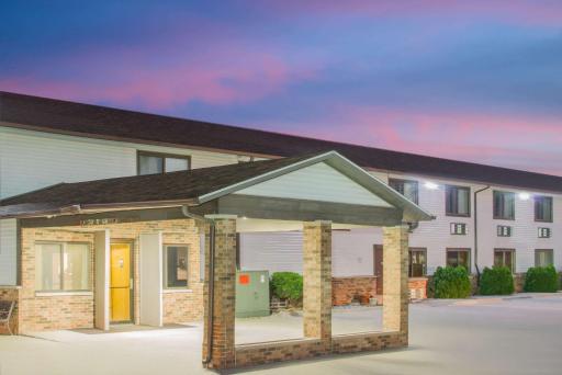 Super 8 by Wyndham Story City - Housity