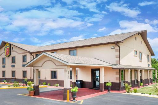 Super 8 by Wyndham Warrensburg - Housity