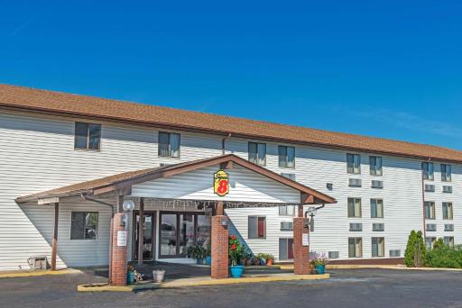 Super 8 by Wyndham Sullivan - Housity