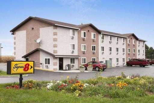 Super 8 by Wyndham Peru Starved Rock State Park - Housity