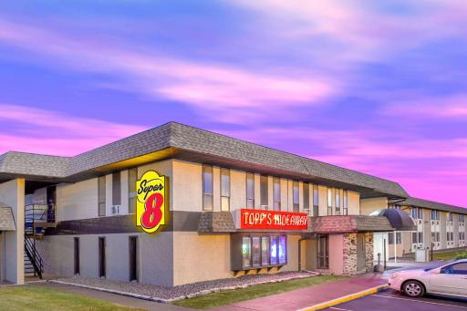 Super 8 by Wyndham Windsor/Madison North - Housity