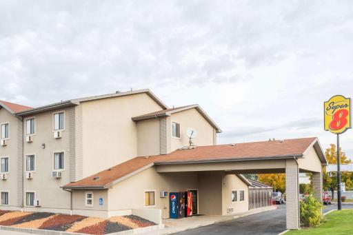 Super 8 by Wyndham Logan - Housity