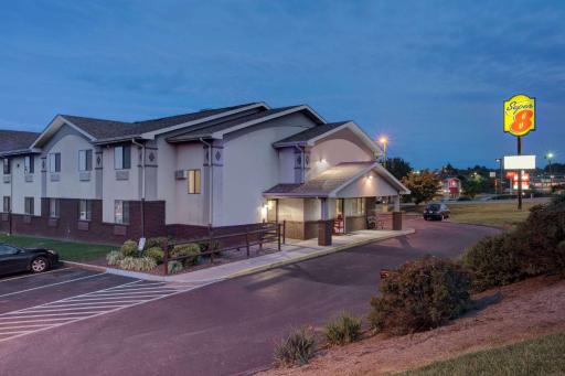 Super 8 by Wyndham Christiansburg/Blacksburg Area - Housity