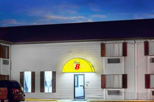Super 8 by Wyndham Columbus - Housity