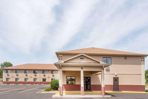 Super 8 by Wyndham Rock Falls Sterling Area - Housity