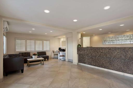Days Inn by Wyndham San Diego Hotel Circle - Housity