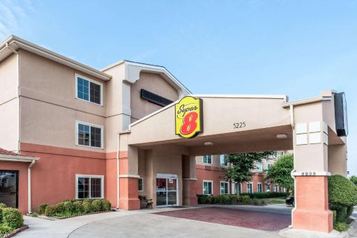 Super 8 by Wyndham Fort Worth North - Housity