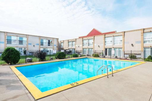 Super 8 by Wyndham Cambridge/Kitchener/Waterloo Area - Housity