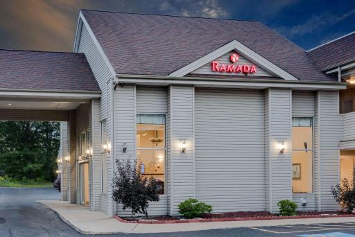 Ramada by Wyndham Cleveland Airport West - Housity