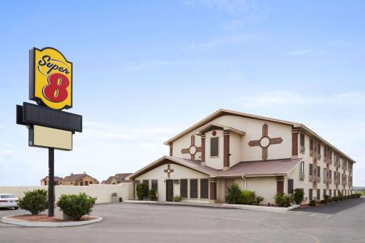 Super 8 by Wyndham Carlsbad - Housity