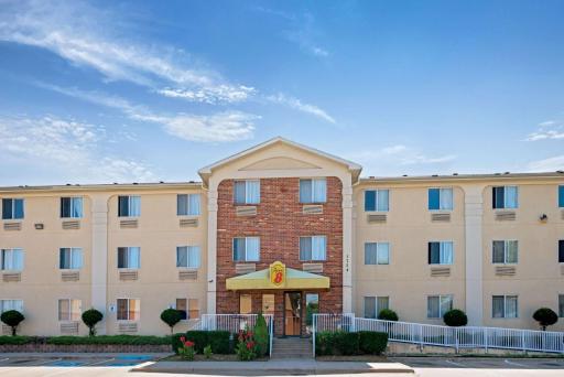 Super 8 by Wyndham Plano/Dallas Area - Housity