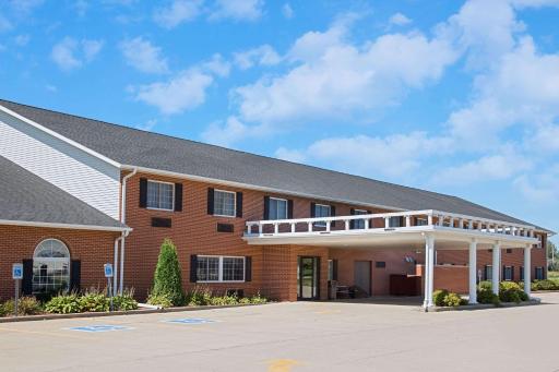 Super 8 by Wyndham New Hampton - Housity
