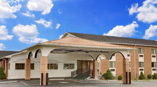 Super 8 by Wyndham Hillsville - Housity