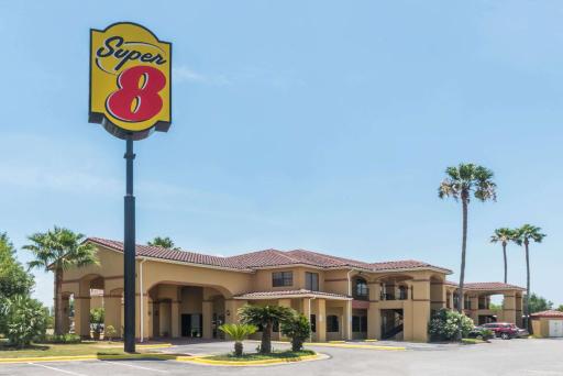 Super 8 by Wyndham Weslaco - Housity