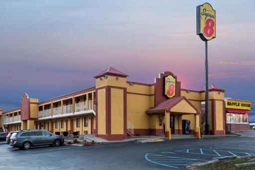 Super 8 by Wyndham Indianapolis-Southport Rd - Housity