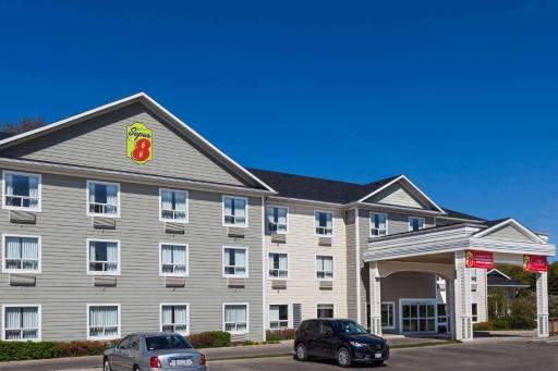 Super 8 by Wyndham Midland - Housity