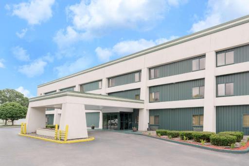 Baymont by Wyndham La Crosse/Onalaska - Housity